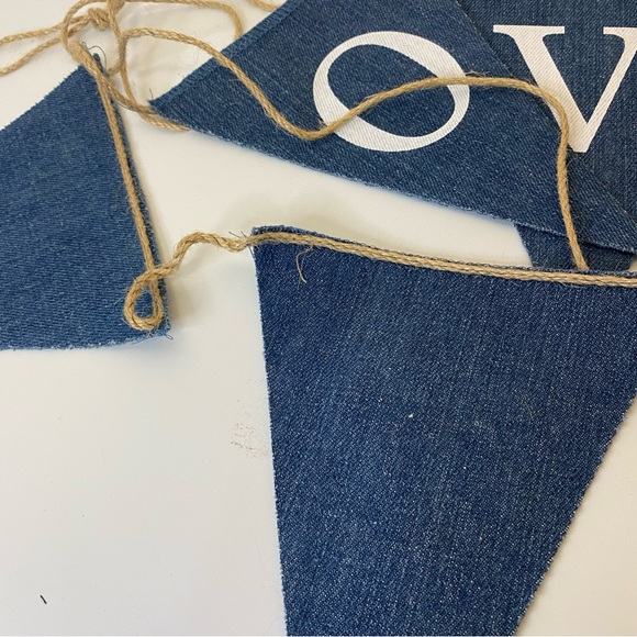 Denim banner with hearts and the letters LOVE printed in white - Picture 5 of 10